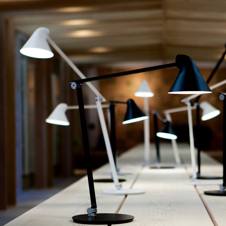 NJP skrivbordslampa, Svart, fotplatta, 3000k Louis Poulsen