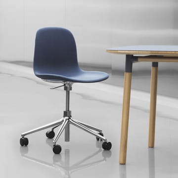 Form chair swivel 5W kontorsstol - blå, svart aluminium, hjul - Normann Copenhagen