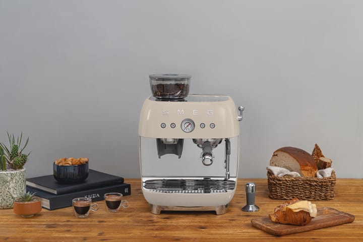 Smeg 50's Style espressomaskin med kaffekvarn, Créme vit Smeg