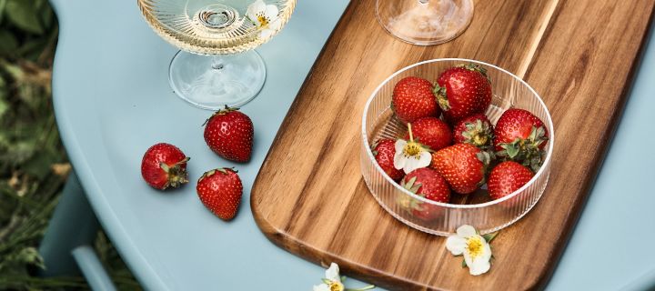 Shoppingtips i sommar från Nordic Nest - räfflad glasskål för bär och frukt, en skärbräda och räfflade champagneglas.