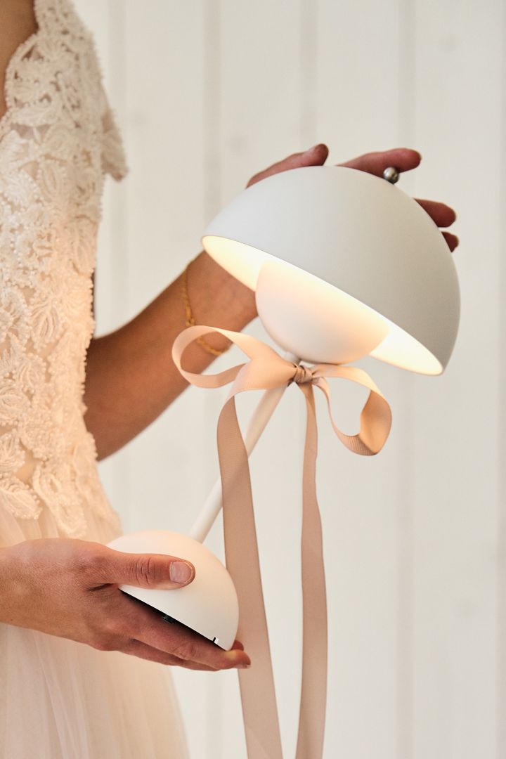 Flowerpot VP9 portabel lampa i vitt är ett tips på bröllopspresent och  en förövrigt fin bröllopsgåva som kan symbolisera en ljus framtid.