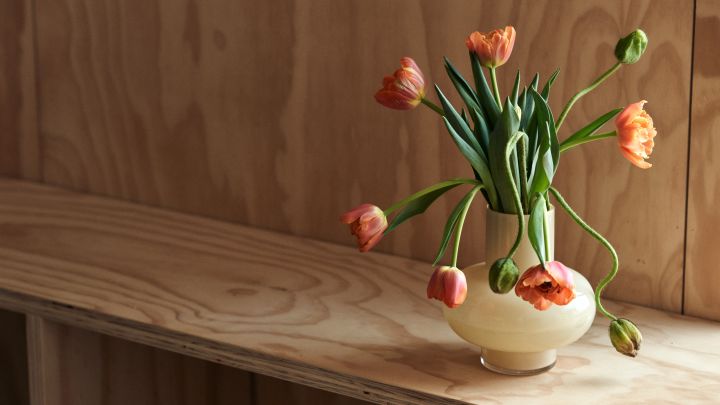 Inredningstips och de senaste inredningstrenderna att läsa om hos Nordic Nest. Här gul vas från Marimekko med orange tulipaner i. 