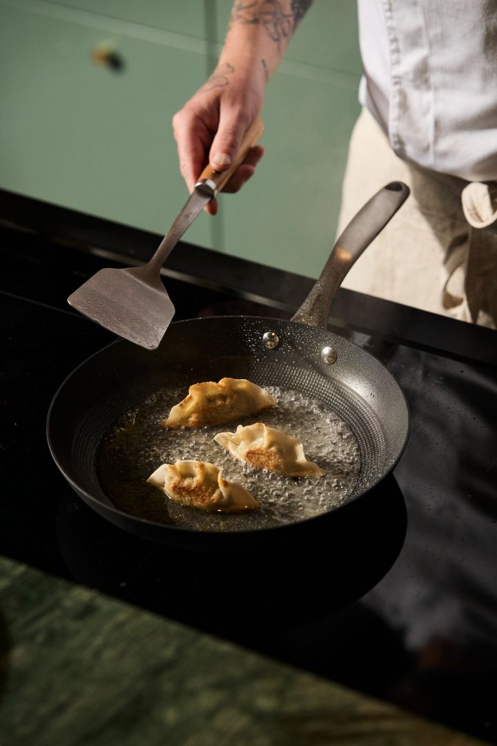 Lätthanterlig och perfekt för den som uppskattar att laga mat, Satake stekpanna i lättviktsgjutjärn är en bröllopsgåva som alltid är en uppskattat bröllopspresent.
