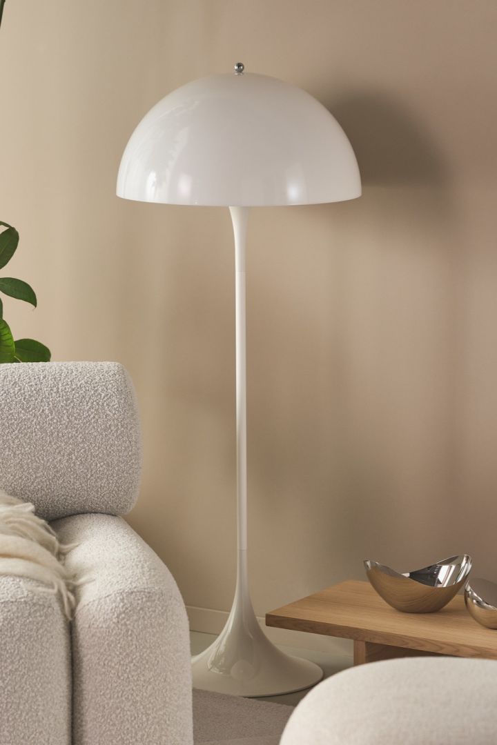 Förnya ditt hem med trendiga lampor - här ser du Arum golvlampa från Ferm Living i toner av beige och marmor.