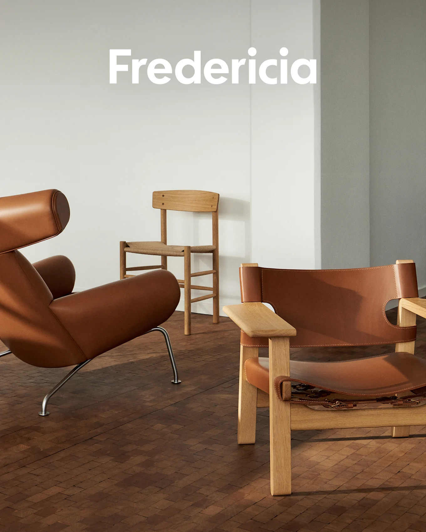 Fredericia-logotyp. Tre designstolar: brun läderfåtölj, flätad trästol och ljus träfåtölj med läder.