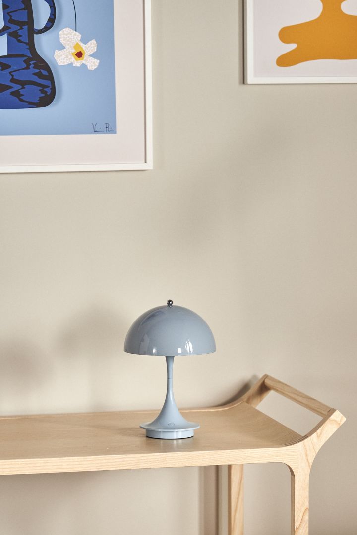 Panthella portabel lampa i ljusblått från Louis Poulsen är en riktig klassiker och utmärkt tips på bröllopspresent till den designintresserade.
