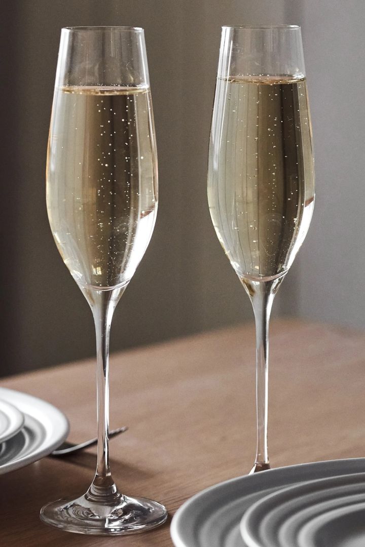 Enkla, stilrena champagneglas är en fin bröllopsgåva att ge bort, här Karlevi champagneglas från Scandi Living.