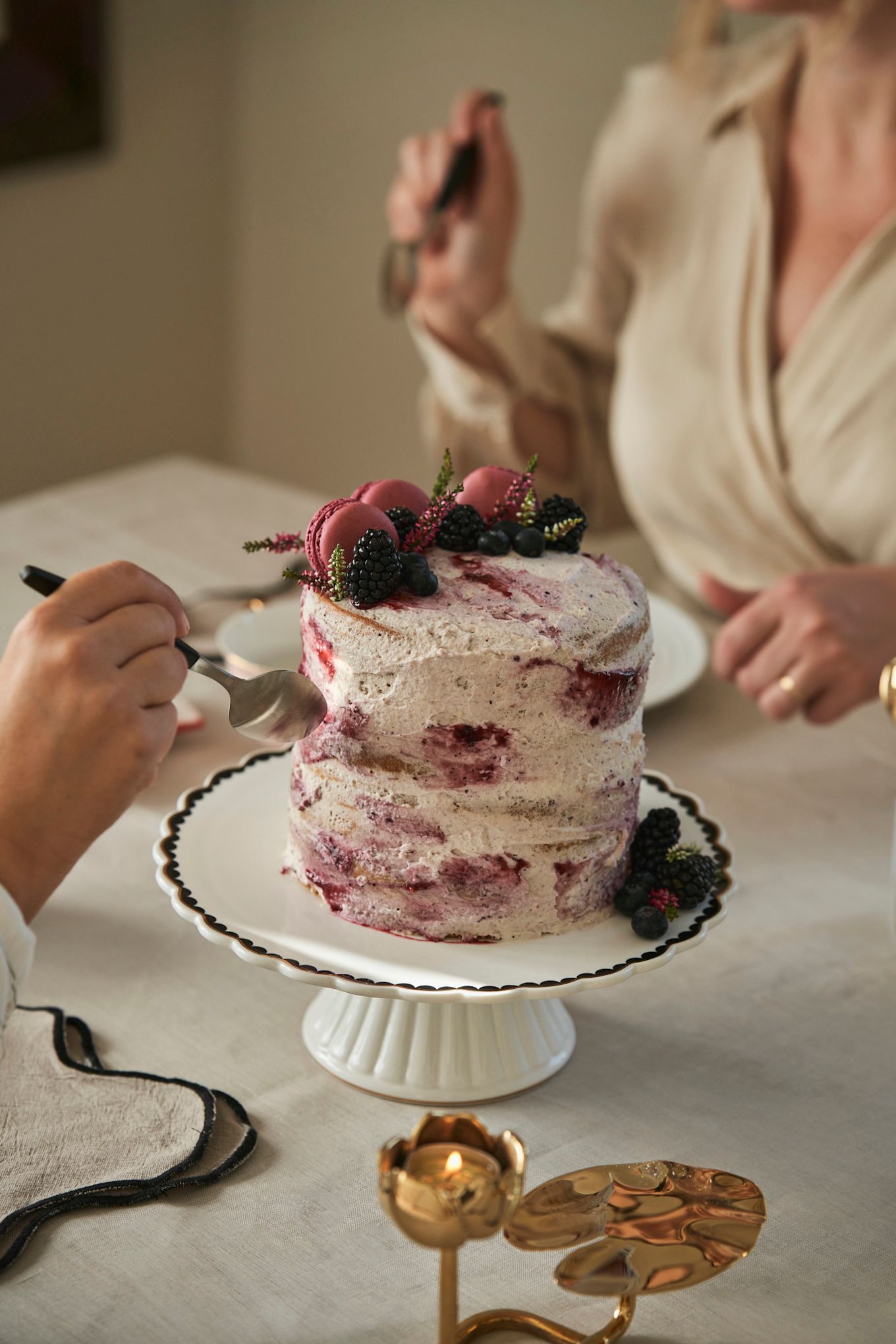 Fira Galentine's Day med en teaparty. Här ser du en speciell Galentine's Day-tårta med säsongens bär och macarons. 