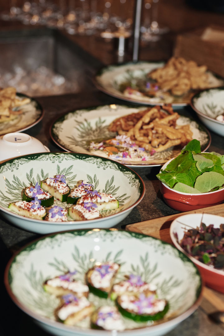 Här ser du Ostindia Floris djup tallrik med en professionell uppläggning av mat. En del av en grön dukningsidé för en restaurangkänsla som känns som hemma. 