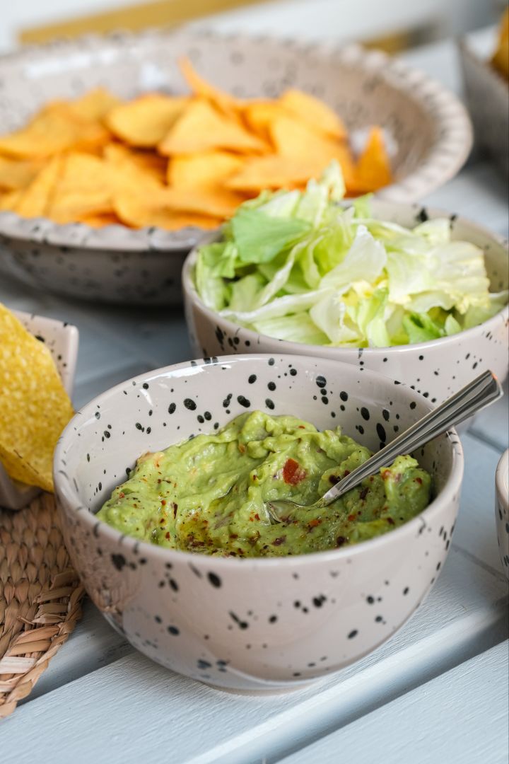 Bild som visar Ditte skål från Sagaform, här fylld med hemmagjort guacamole till fredagens tacos. I bakgrunden skymtar fler Ditte-skålar i andra storlekar.