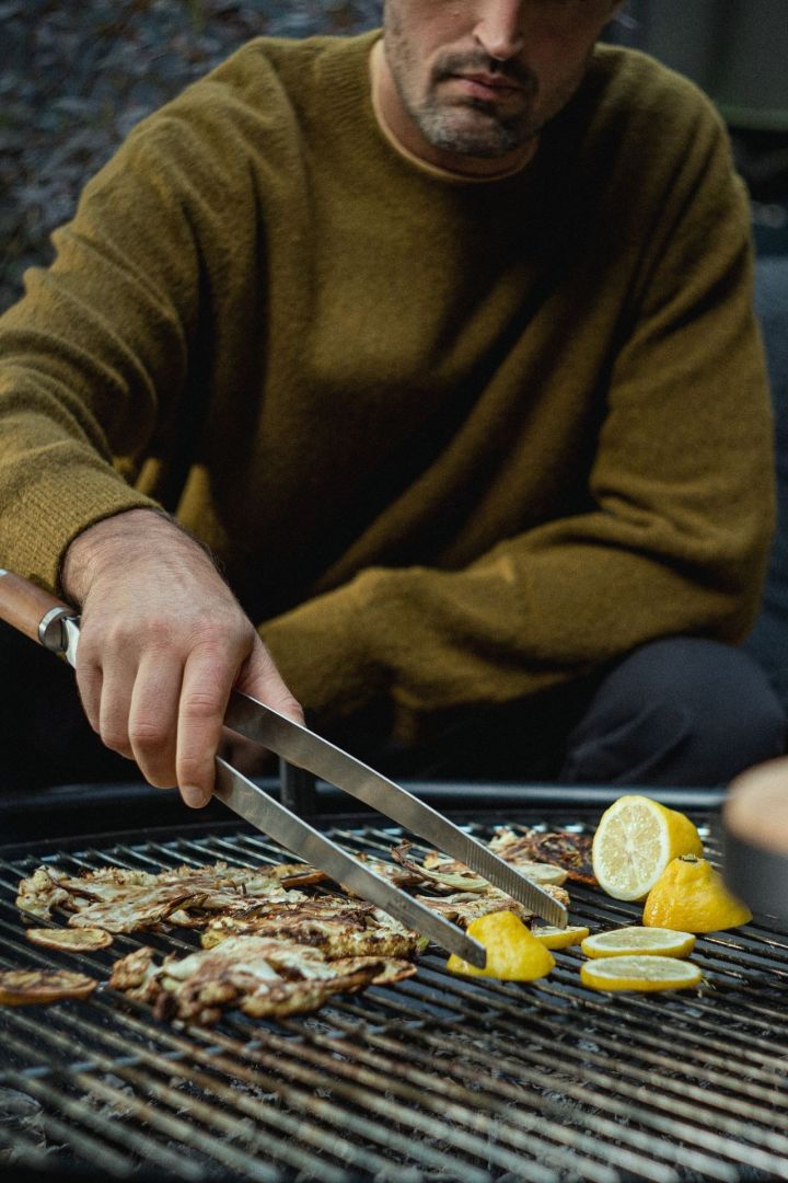 För grillfantaster är grilltången Tongs från Fiskars en utmärkt presentidé på fars dag.