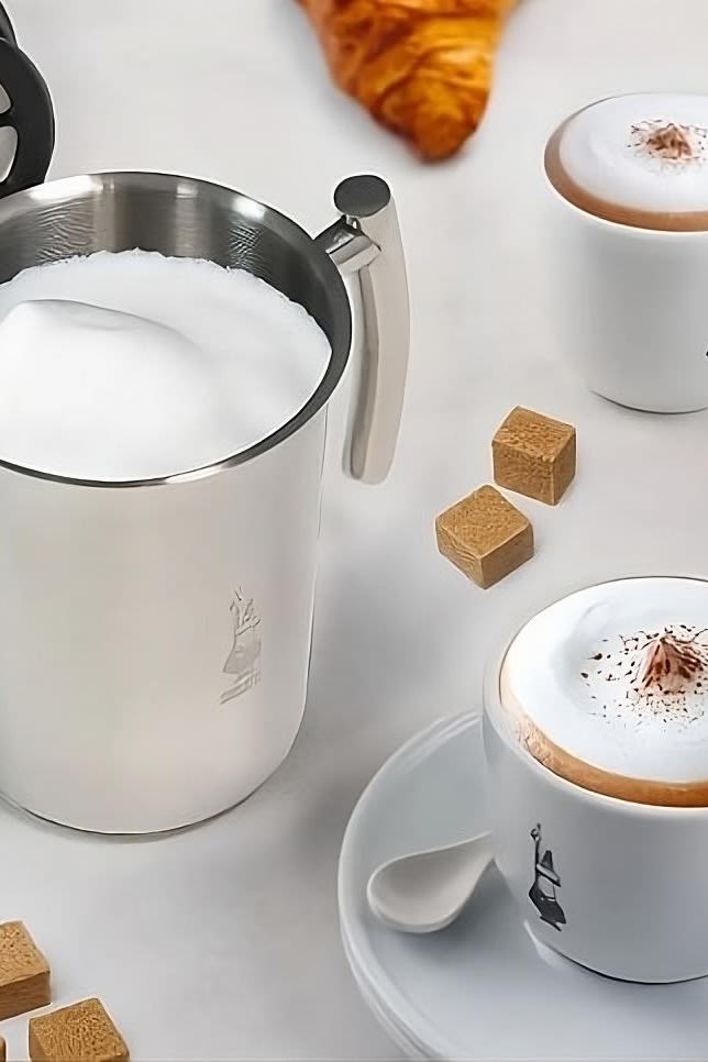 En elektrisk mjölkskummare är den perfekta presenten till pappor som uppskattar en god cappuccino, eftersom den gör arbetet så mycket enklare. Här kan du se Bialettis mjölkskummare bredvid en kopp cappuccino.