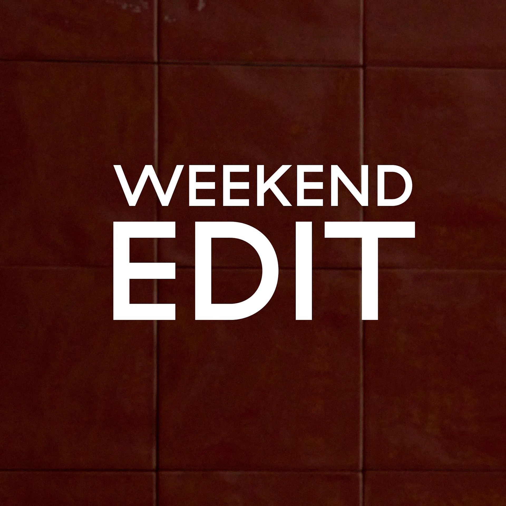 Två stolar med flätade sitsar, en i ljust trä, en svart, på ett trägolv. Text: "Weekend Edit, Upp till 50%"
