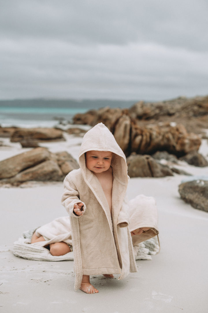 Badhanddukar med huva som Sand Terry från Garbo&Friends håller barnet varmt, även efter badet när det finns en särskild risk att frysa. Det är därför badhanddukar som denna är en bra present till babyshower.