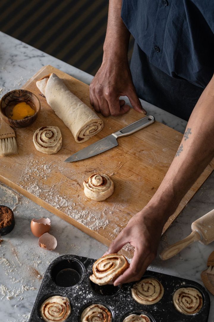 Kökskniven All Steel från Fiskars kan användas på många olika sätt, som här för att tillaga kanelbullar, vilket gör den till en utmärkt present på fars dag.