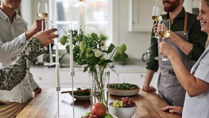 Bjud dina gäster på en fördrink runt köksön för att få dem att känna sig som hemma, som vin ur stilrena Iittala vitvinsglas. 