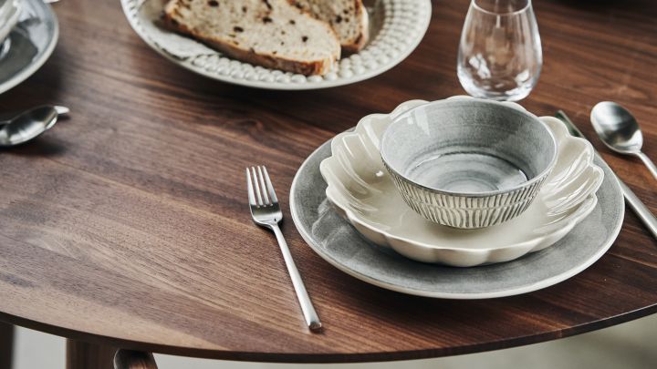 Dukningsinspiration på Nordic Nest, för dukning till fest och vardag. I bild dukat bord med Mateus-porslin i neturala färger med skålar & tallrikar.