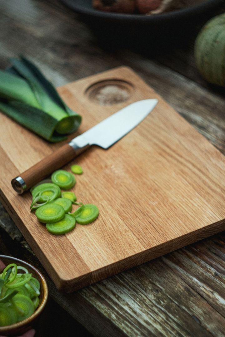 Norden-skärbrädan från Fiskars erbjuder tillräckligt med utrymme för alla förberedelser i köket, vilket gör den till en utmärkt gåva på fars dag.