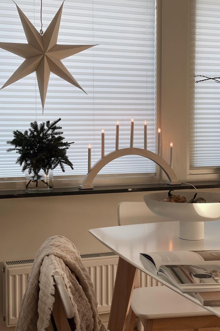 Här kan du se en enkel skandinavisk dekoration på fönsterbrädan inför julen. @myyjapandihomee har hängt upp en Bare adventsstjärna från Scandi Living i fönstret och dekorerat fönsterbrädan med granris och adventsljusstaken Sky från Scandi Living.