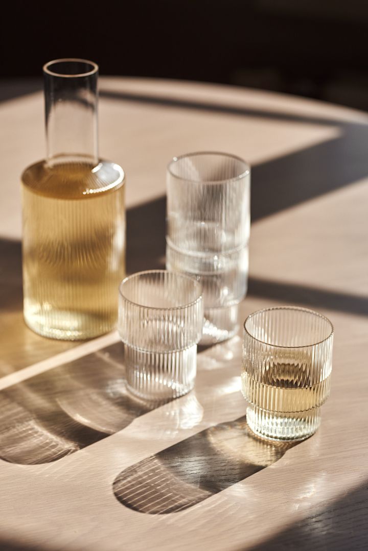 Glasen från Ripple-kollektionen från Ferm Living skapar alltid en elegant atmosfär och finns tillgängliga för alla typer av drycker - perfekt som en mors dag-present.