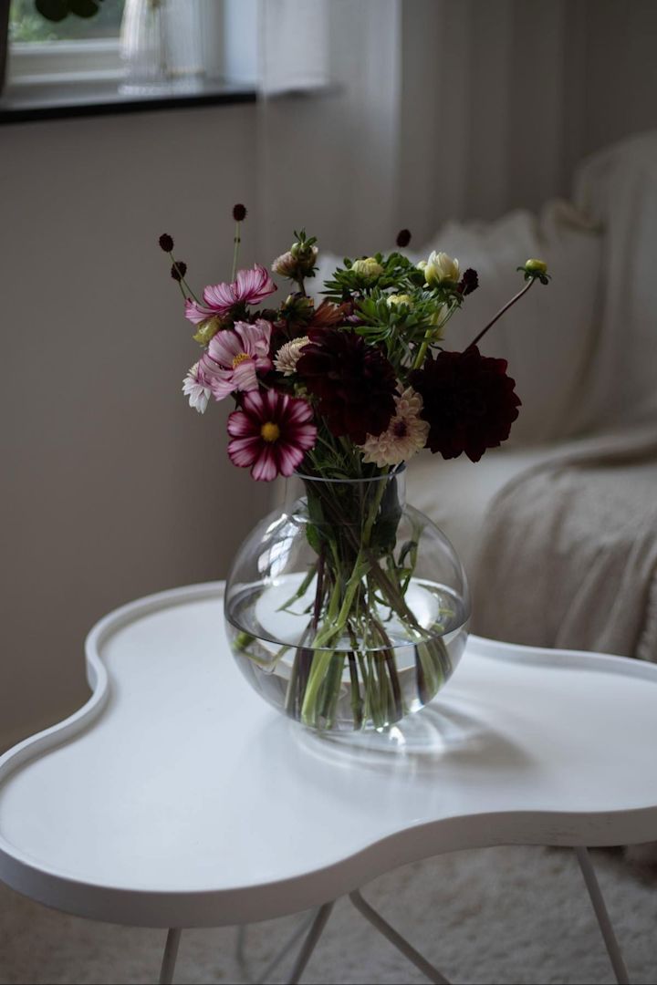 Glasvasen av Ernst, som här ses på det svenska blomsterbordet hemma hos @norregardnr9, blir en fin morsdagspresent med en vacker rosa och lila bukett.