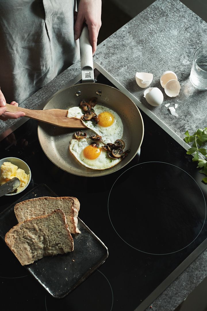 Stekpanna Norden från Fiskars i rostfritt stål är perfekt att steka ägg i och rengörs enkelt med diskmedel. 