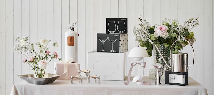 Designklassiker är alltid en bra bröllopspresent att ge bort till blivande brudparet., här Stoff Nagel ljusstake, Solstickan brandsläckare, Alvar Aalto skål, Flowerpot VP9 portabel lampa och Kolonn vas från Skrufs glasbruk.