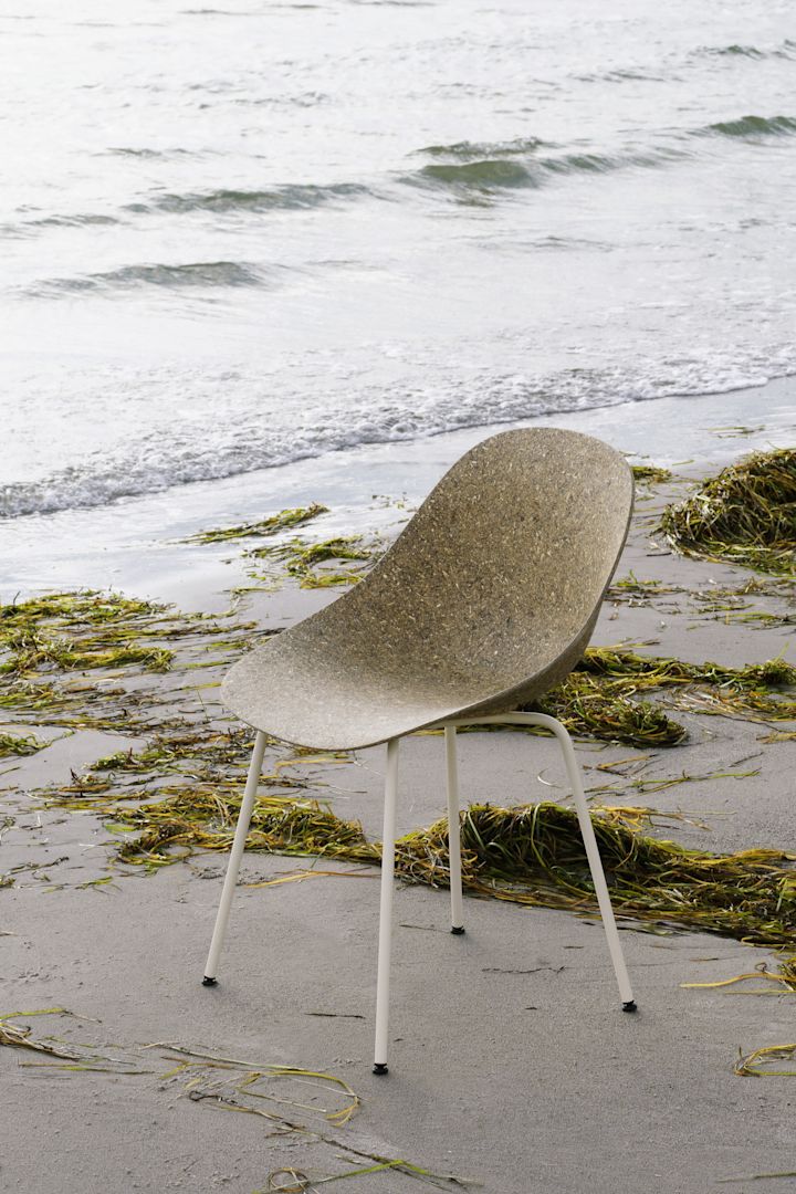 Cirkulär design fortsätter vara en trend bland inredningstrender 2025, här med stolen Mat från Normann Copenhagen, där sitsen är tillverkad av hampa & sjögräs. 