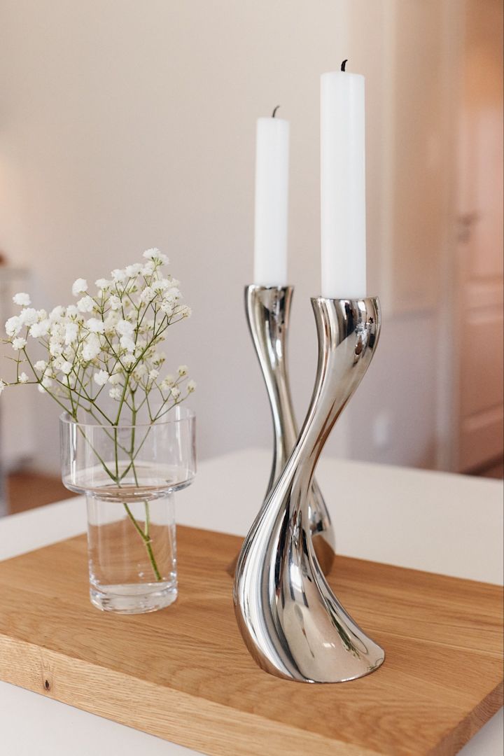Cobra ljusstakar från Georg Jensen tillsammans med fina vita ljus är ett bra tips på bröllopspresent.